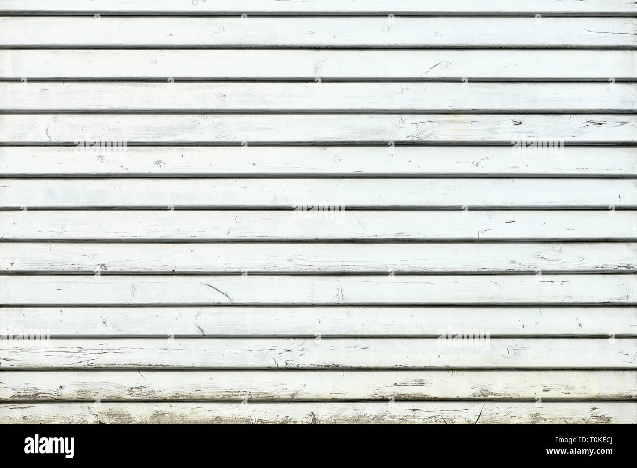Vintage bianco di tavole di legno in sovrapposizione pattern di rivestimento, vista frontale come copia di spazio o di design grafico sullo sfondo Foto Stock