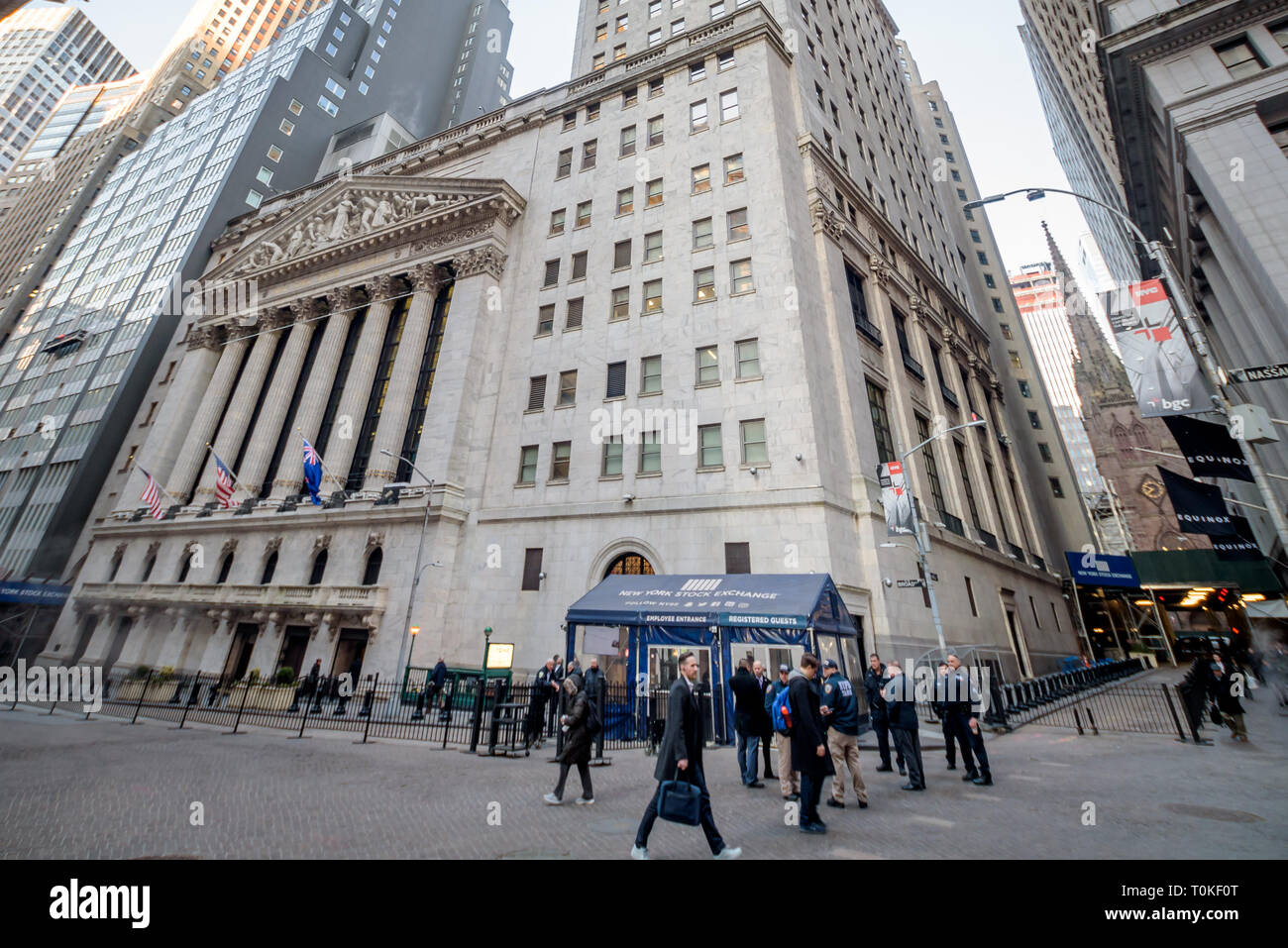 New York, Stati Uniti. 20 Mar, 2019. New York Stock Exchange - clima locale gli attivisti hanno partecipato al lancio globale di combustibile fossile Finance Report Card il 20 marzo 2019. Nella città di New York, Kim Fraczek, direttore sano di progetti energetici, consegnati a mano la scheda Report 2019 presso la sede centrale globale di JP Morgan Chase. Alla vigilia della relazione release, Chase Bank rami erano illuminate da luce proiezioni relative alla relazione trova. Credito: Erik McGregor/Pacific Press/Alamy Live News Foto Stock