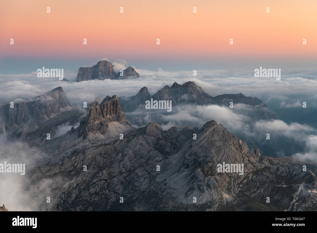 Vista dal Rifugio Lagazuoi (2752 m) a Monte Pelmo, monte Averau e la Croda Negra e la Civetta e Dolomiti, Cortina d'Ampezzo, Italia Foto Stock