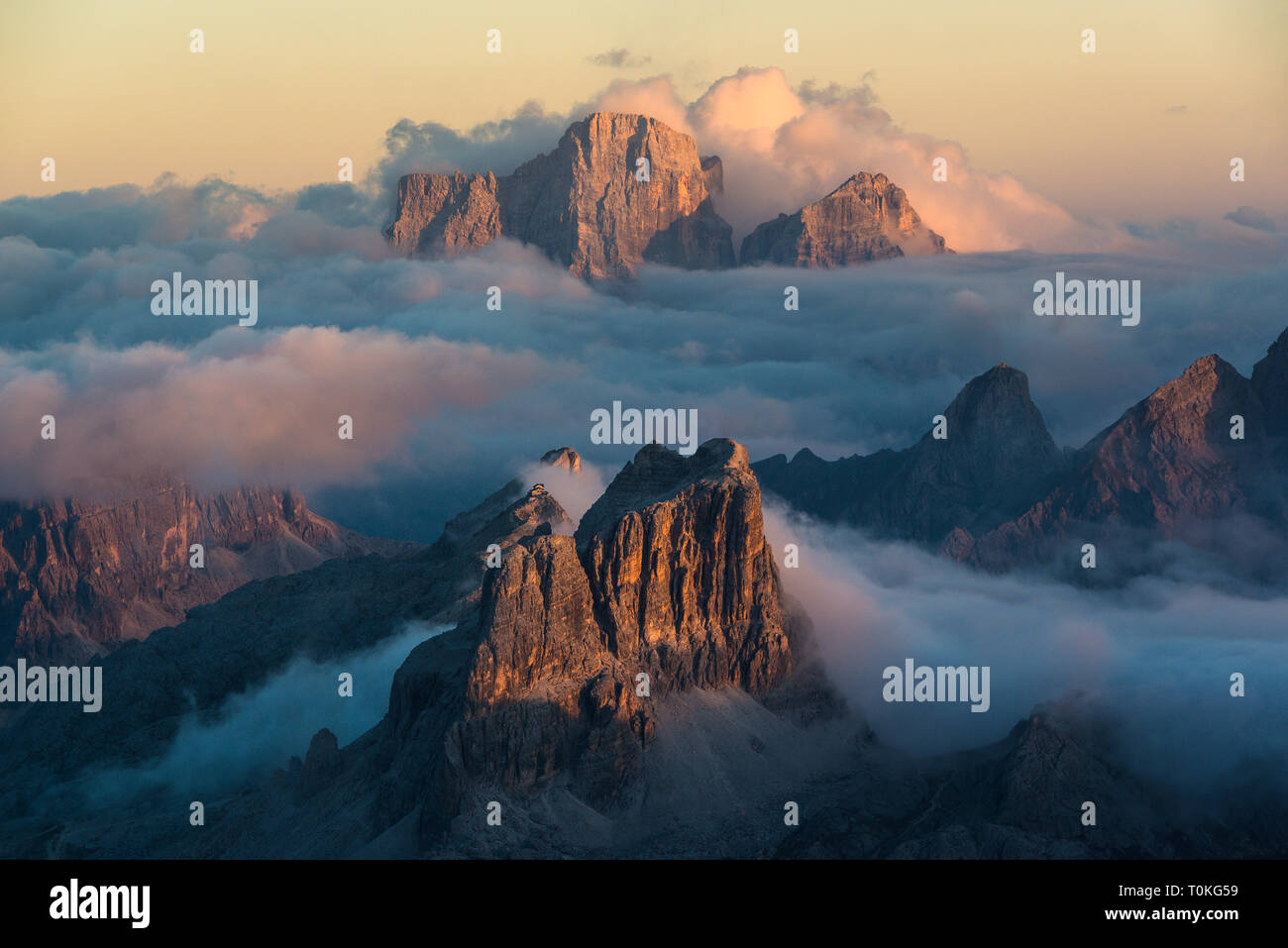 Vista dal Rifugio Lagazuoi (2752 m) a Monte Pelmo, monte Averau e la Croda Negra, Dolomiti, Cortina d'Ampezzo, Italia Foto Stock