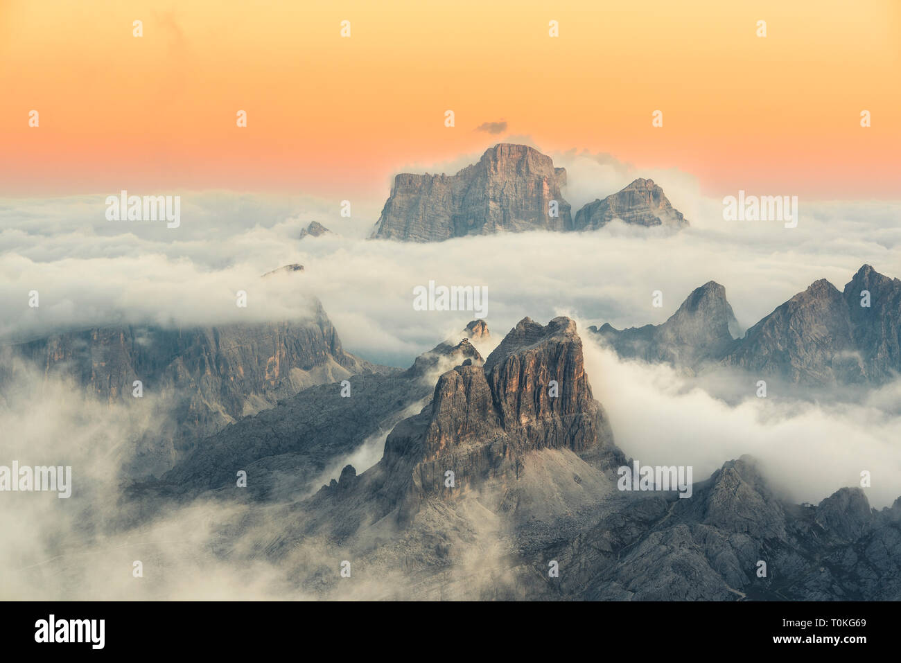 Vista dal Rifugio Lagazuoi (2752 m) a Monte Pelmo, monte Averau e la Croda Negra, Dolomiti, Cortina d'Ampezzo, Italia Foto Stock