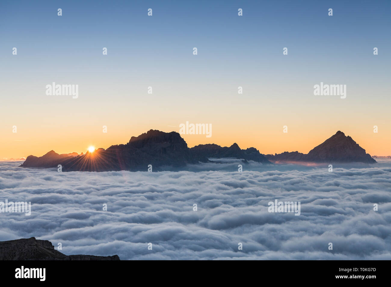 Vista dal Rifugio Lagazuoi (2752 m) al Monte Antelao, Dolomiti, Cortina d'Ampezzo, Italia Foto Stock