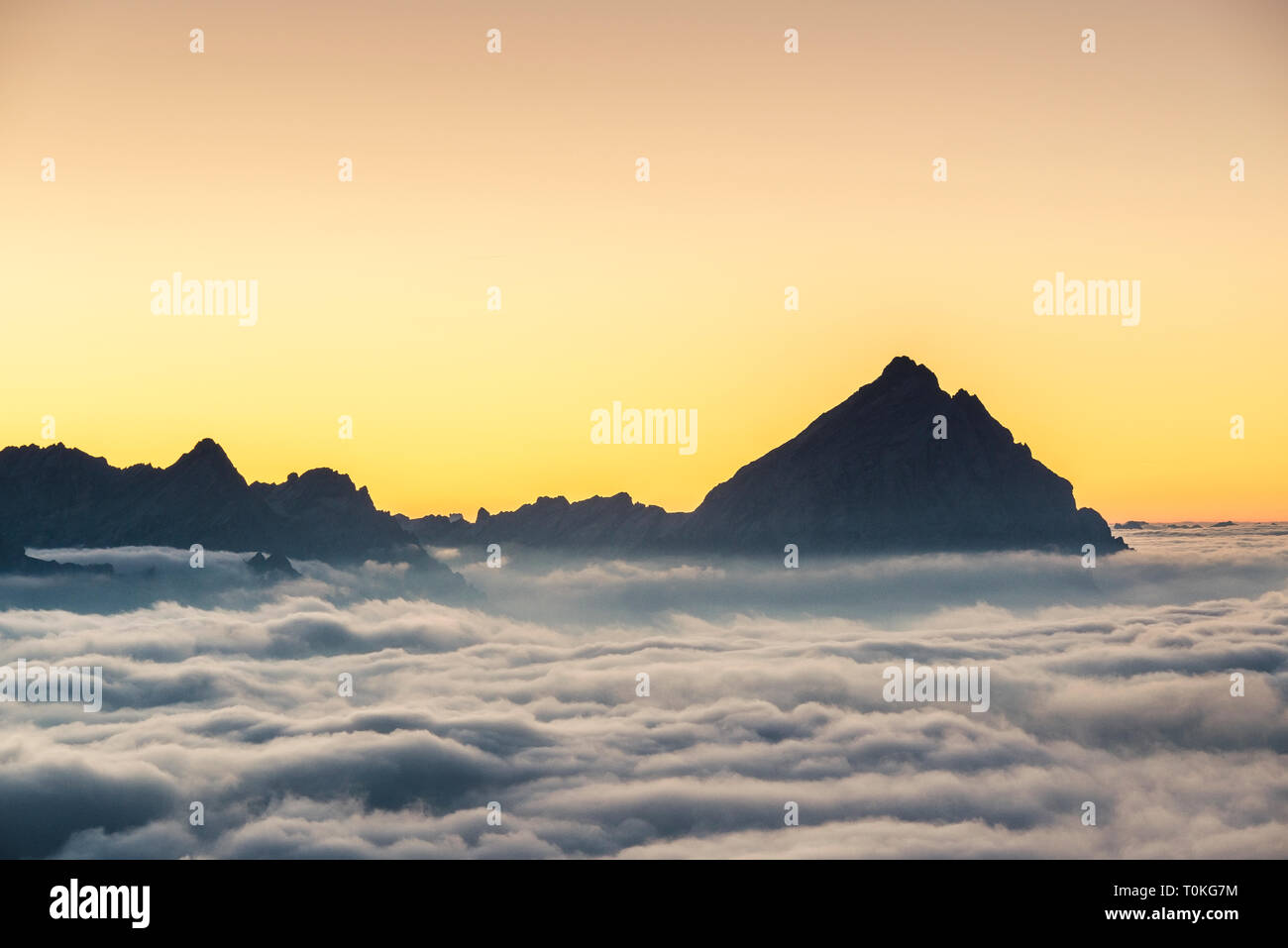 Vista dal Rifugio Lagazuoi (2752 m) al Monte Antelao, Dolomiti, Cortina d'Ampezzo, Italia Foto Stock