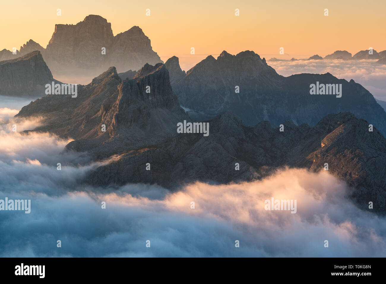 Vista dal Rifugio Lagazuoi (2752 m) al Monte Pelmo e Croda Negra, Dolomiti, Cortina d'Ampezzo, Italia Foto Stock