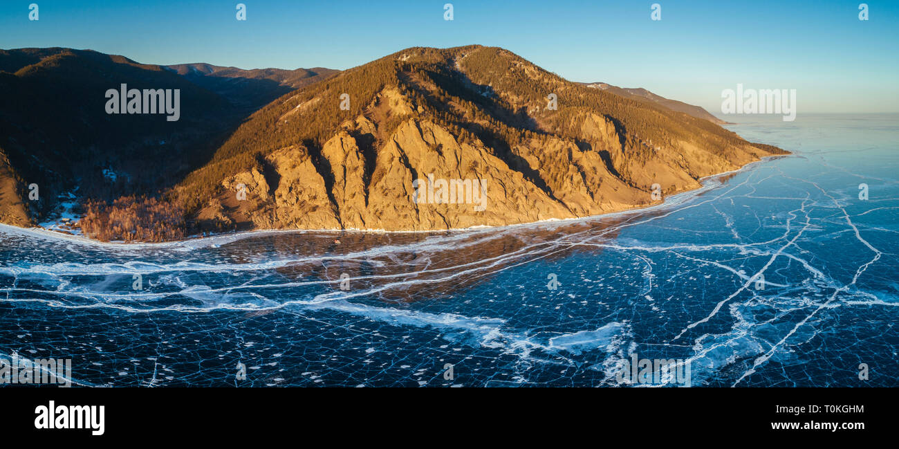 Tramonto al lago ghiacciato Baikal, Russia Foto Stock