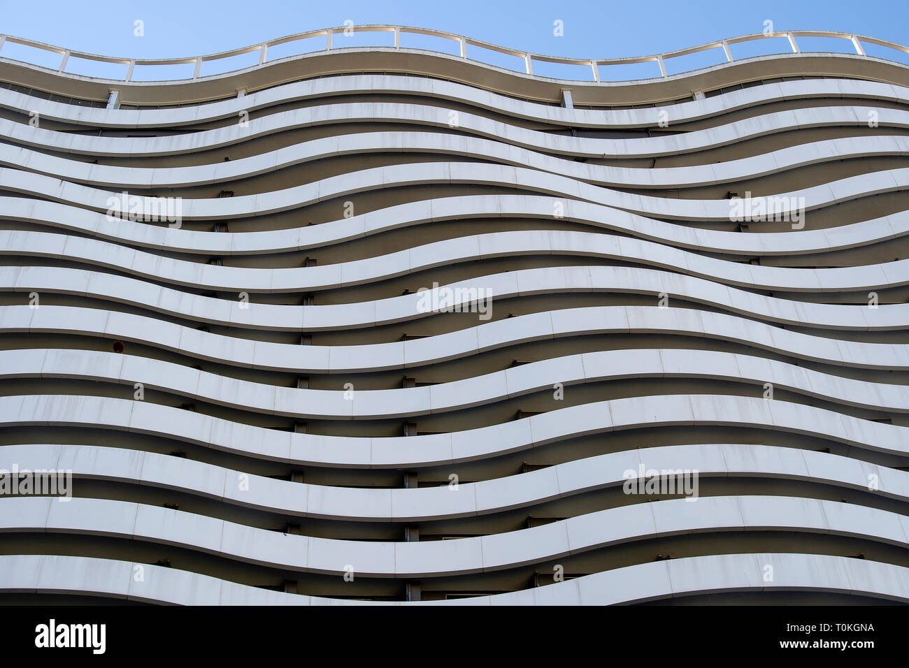 Facciata di un moderno edificio di appartamenti. Modelli di linee di facciata con balcone di edificio in vista esterna e architettura design concept Foto Stock