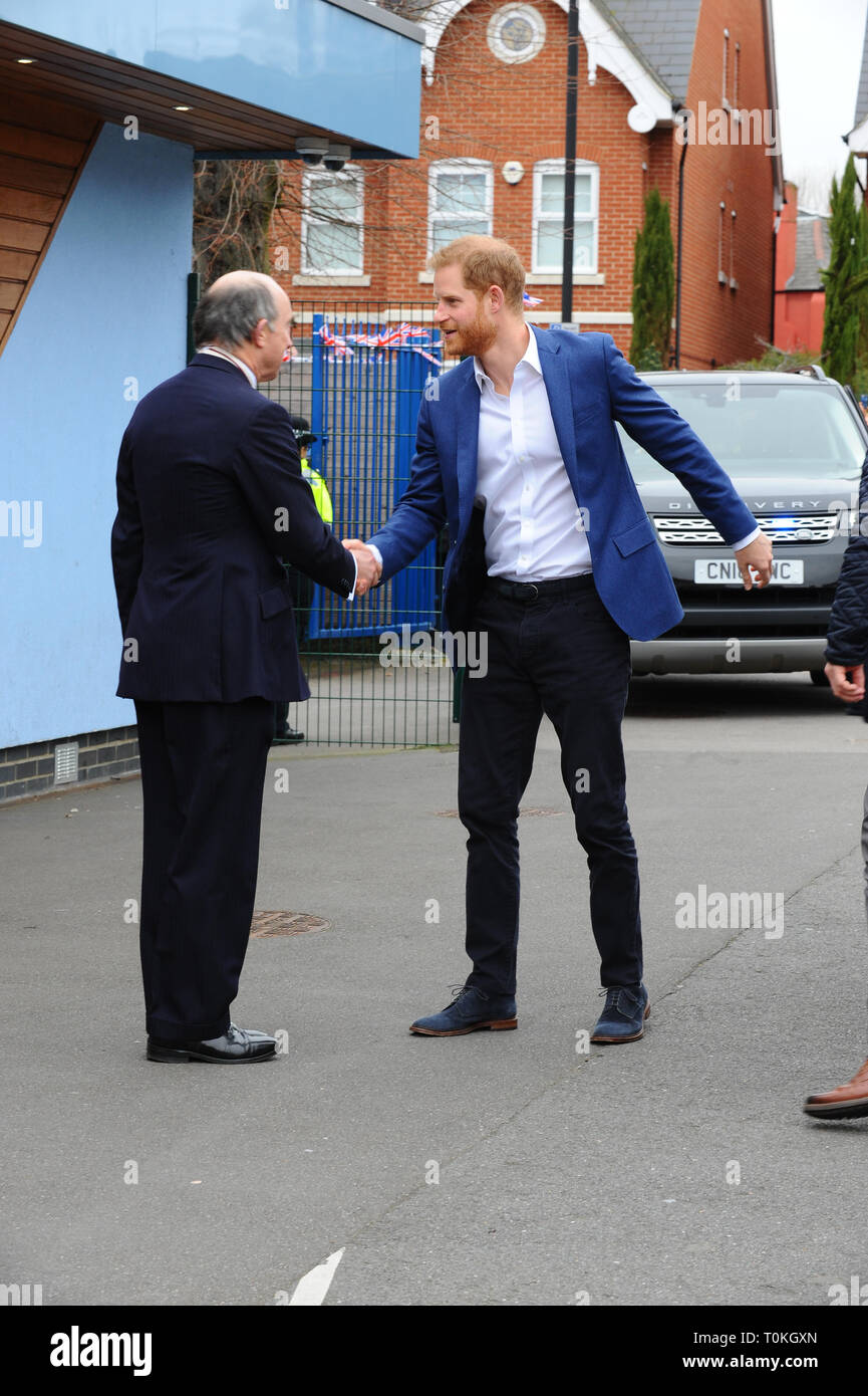 Il principe Harry visto arrivare presso St Vincent's RC scuola per unirsi agli scolari che prendono parte a un progetto di trapianto di alberi a sostegno della regina della tettoia del Commonwealth (QCC) iniziativa, insieme con il bosco di fiducia. Anno 5 allievi da St Vincent la scuola elementare cattolica a Acton pianteranno alberelli nella scuola esterna dell area natura. Acton West London. Foto Stock