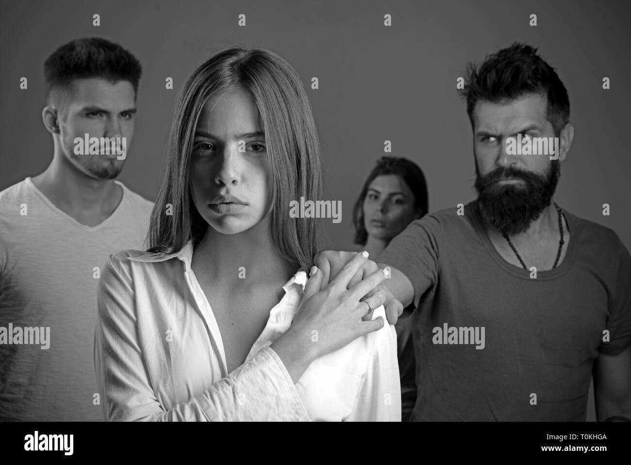 Depressione e tendenze suicidarie speranze e desideri. ragazze con due uomini. Relazioni di amore del popolo. famiglia psicologo terapia. club per persone con Foto Stock
