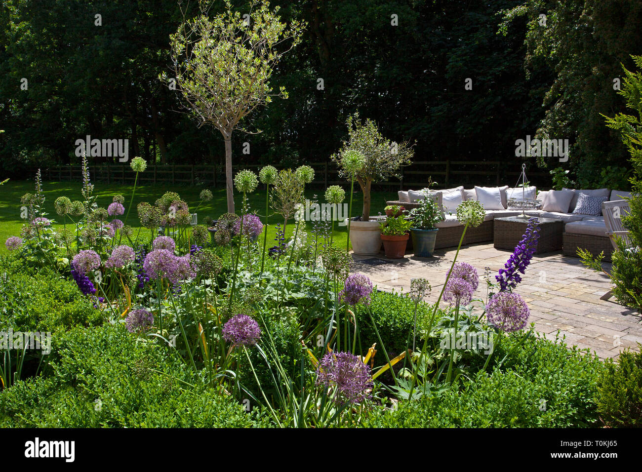 Patio esterno area con posti a sedere in giardino inglese Foto Stock