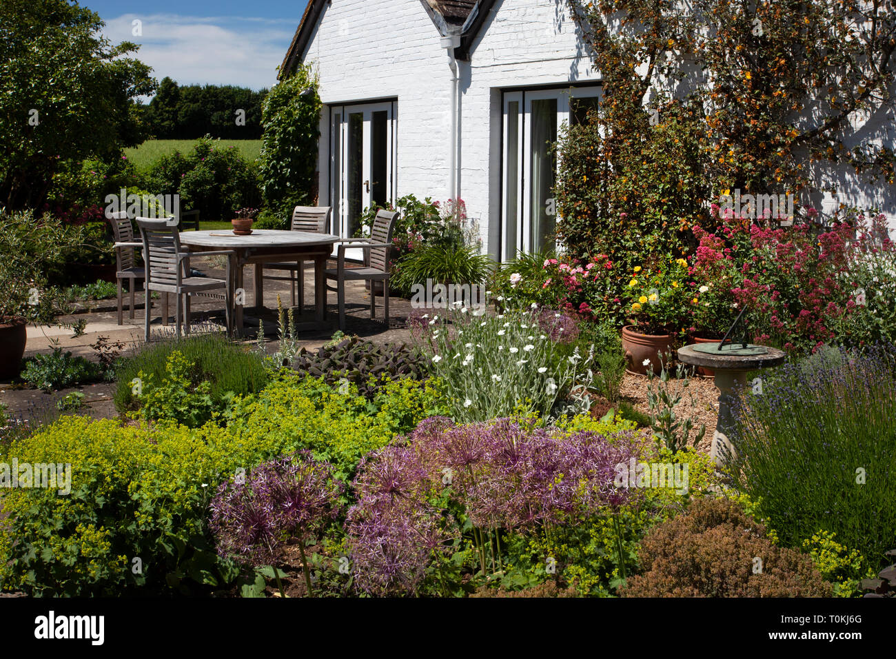 Mangiare e zona patio al di fuori di casa nel Giardino Inglese Foto Stock