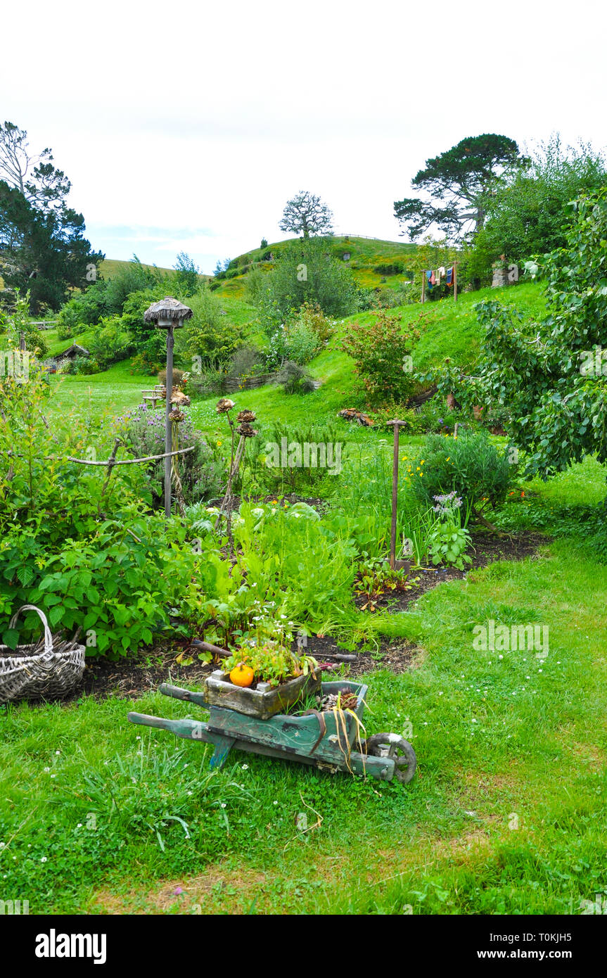 Hobbiton Movie set - Location per il Signore degli Anelli e Lo Hobbit film. Estremità del sacchetto giardino. Attrazione turistica nella regione di Waikato in Nuova Zelanda Foto Stock
