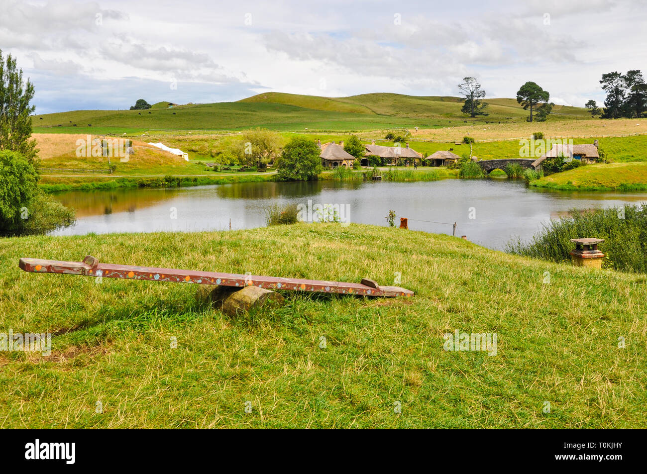 Hobbiton Movie set - Location per il Signore degli Anelli e Lo Hobbit film. Altalena, lago, mulino. attrazione turistica nella regione di Waikato in Nuova Zelanda Foto Stock