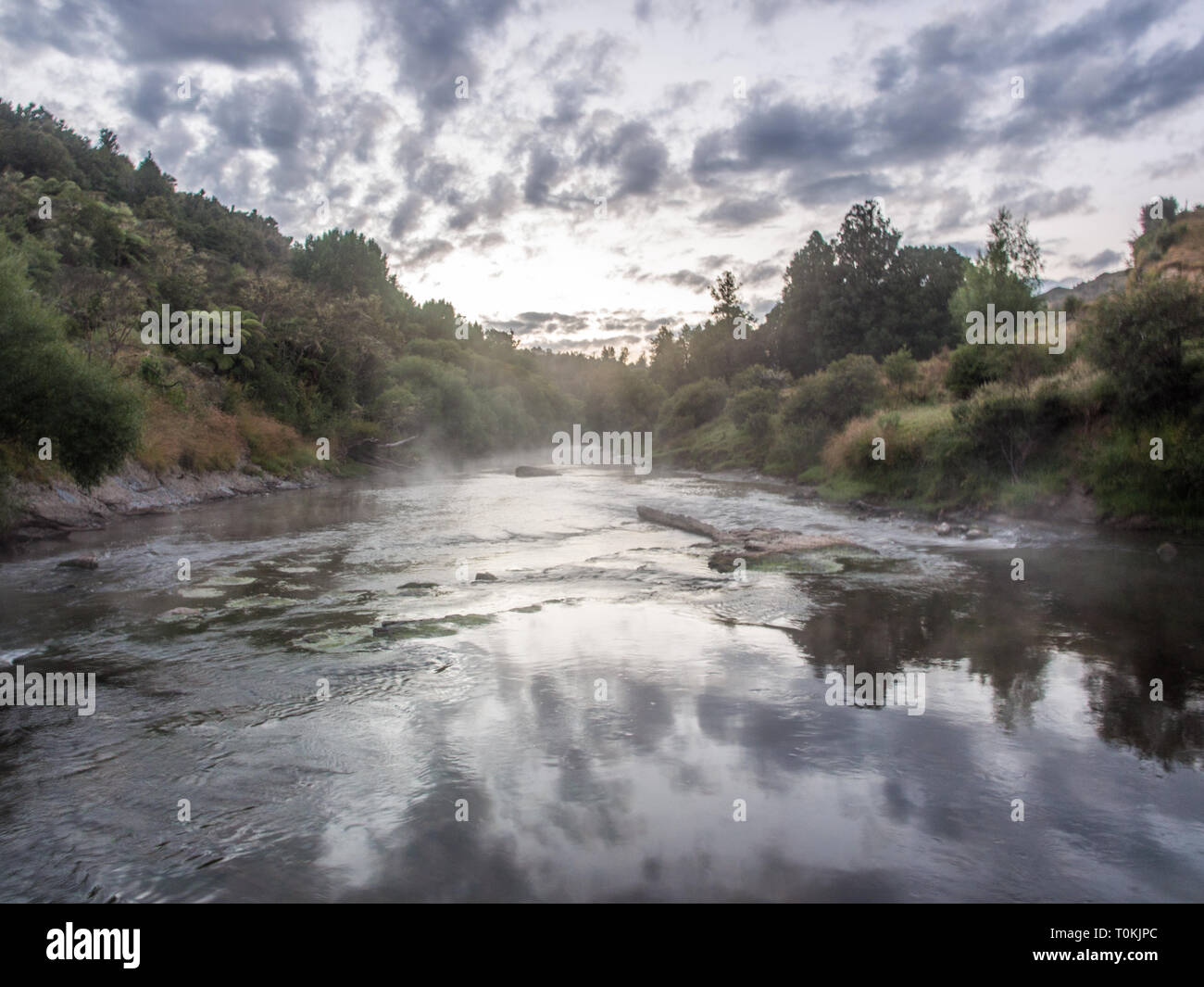 Ohura river a Maraekowhai, grigio nuvole riflettono, di nebbia in aumento, la mattina presto, Ruapehu District, Nuova Zelanda Foto Stock