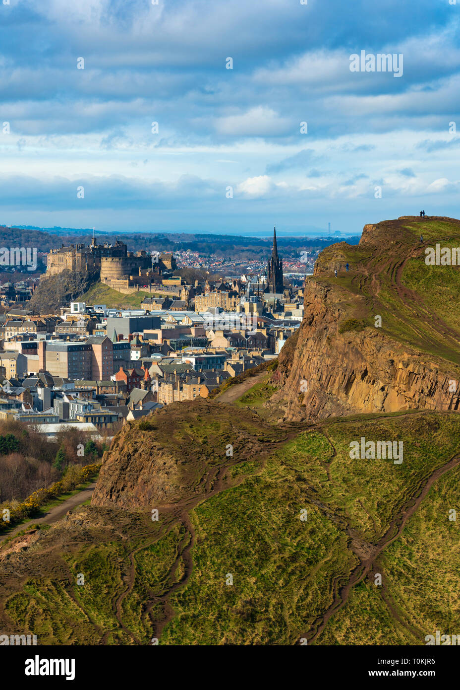 Vista della città di Edimburgo su Salisbury Crags da Arthur' Seat , Edimburgo, Scozia, Regno Unito. Foto Stock