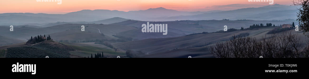 Bella vista panoramica della campagna toscana a sud di Siena nella luce dell'alba, Toscana, Italia Foto Stock