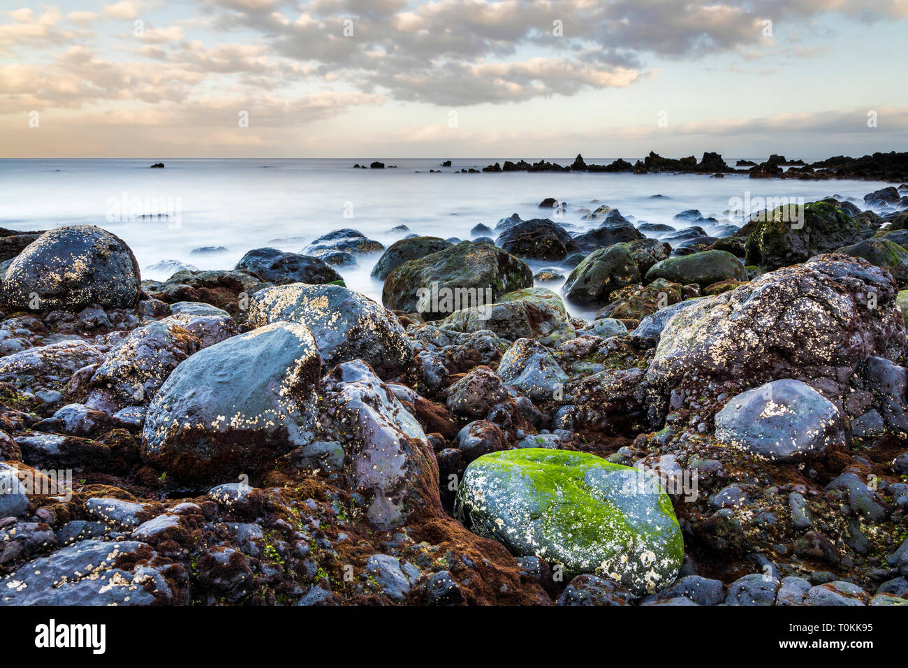 Guardando ad ovest all'alba sulla costa di Playa San Juan, Tenerife, Isole Canarie, Spagna Foto Stock