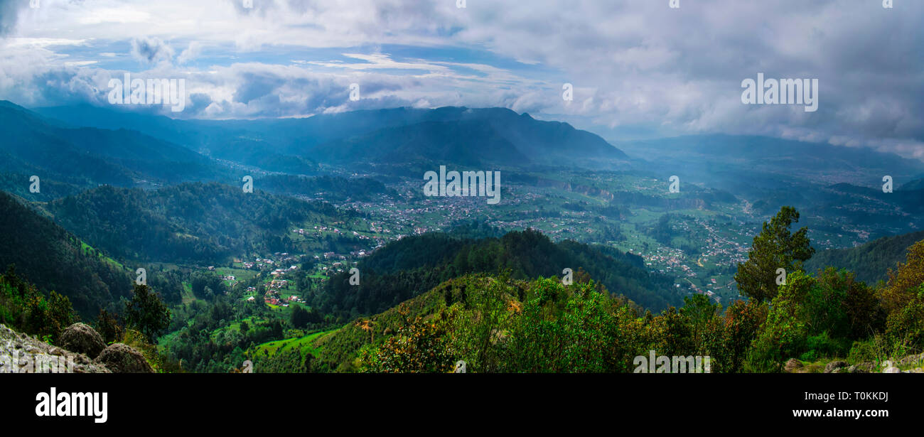 Cajola mirador al gran valle amanecer sobre los arboles en las grandes montañas de pueblo,, unà vista panoramica e unica con grandes maravillas de la Foto Stock