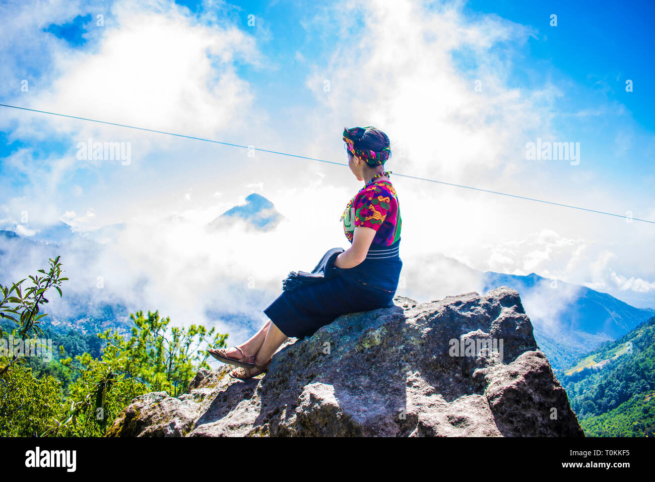 mujer con su traje tipico de concepcion chiquirichapa de xela unicos colores con una gran vista al volcan santa marica de xelaju noj Foto Stock