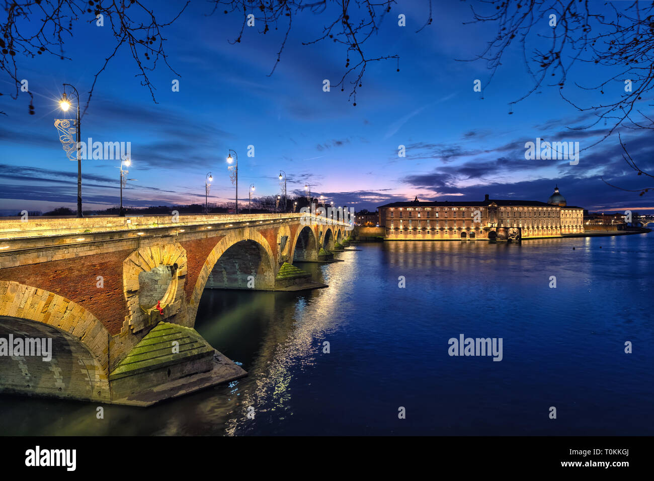 Pont Neuf (Ponte Nuovo) e rinnovato edificio dell ex ospedale di Tolosa al crepuscolo, Toulouse, Francia Foto Stock