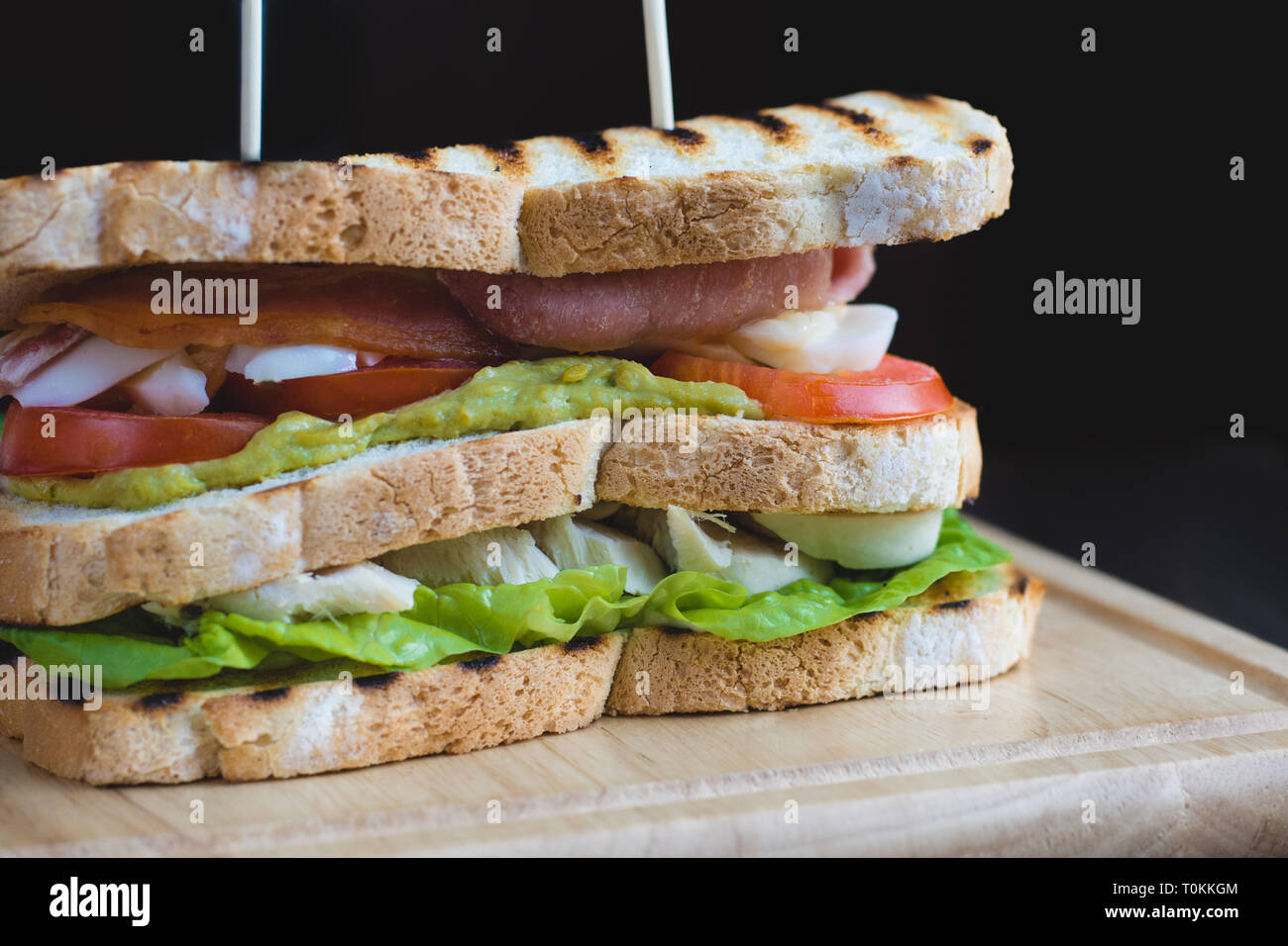 Tripla tostato Decker Club Sandwich con pollo e pancetta Foto Stock