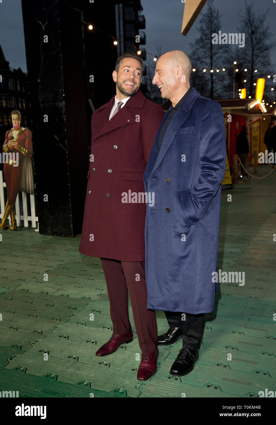 (Da sinistra a destra) Zachary Levi e Mark Strong arrivando per l'apertura ufficiale di Shazam luna park, ispirato dai superpoteri di DC hero SHAZAM!, a Bernie Spagna Gardens, South Bank di Londra. Foto Stock