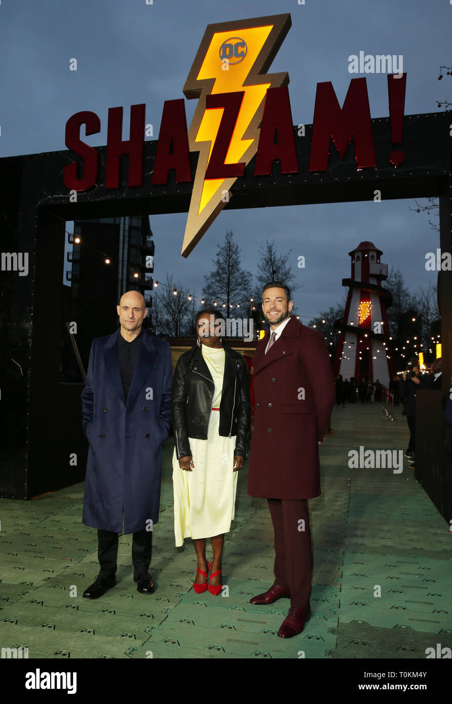 (Da sinistra a destra) Mark Strong, Andi Osho e Zachary Levi in arrivo per l'apertura ufficiale di Shazam luna park, ispirato dai superpoteri di DC hero SHAZAM!, a Bernie Spagna Gardens, South Bank di Londra. Foto Stock