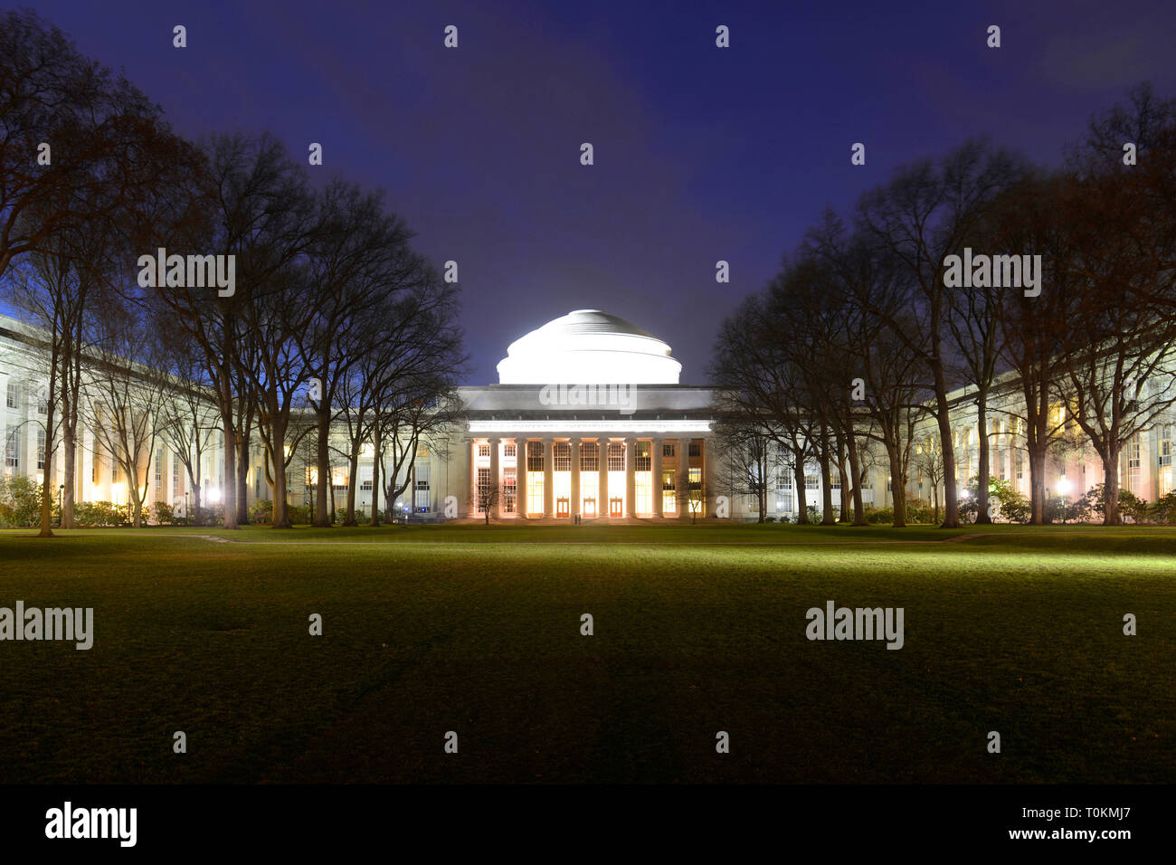 Grande cupola del Massachussets Institute of Technology (MIT) di notte, Cambridge, Massachusetts, USA. Foto Stock