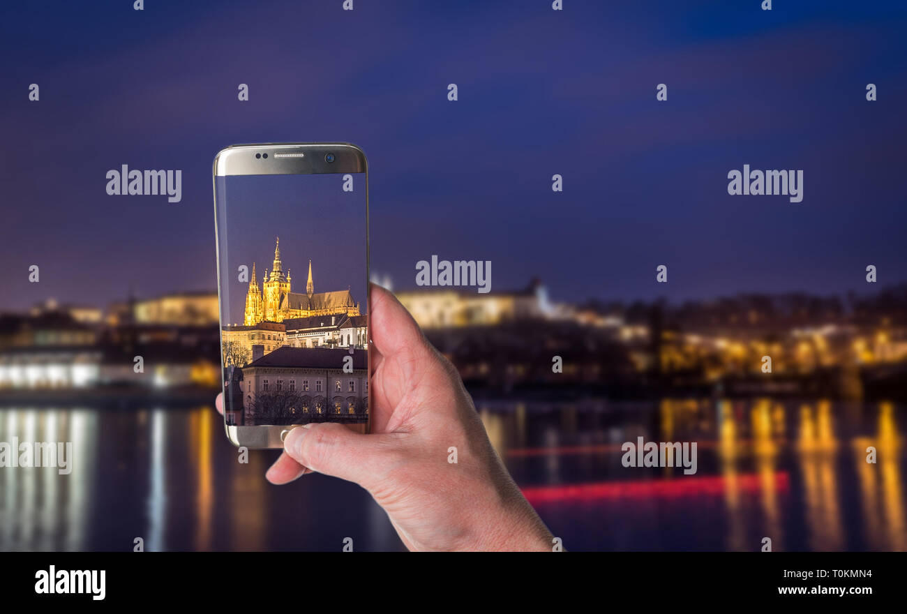 L'uomo prendendo foto del campidoglio ceca città di Praga e sul fiume Vltava, il castello di Praga di notte, fotografia di paesaggi Foto Stock