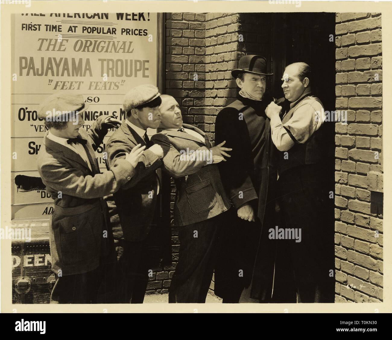 Oltre mezzo secolo dal loro ultimo cortometraggio è stato rilasciato, il Three Stooges restano popolari con il pubblico. I loro film non hanno mai lasciato la televisione americana fin dal primo apparire nel 1958, e continuano a deliziare i fan vecchio mentre attirare nuovi spettatori. Essi sono stati un duro lavoro di gruppo di comici che non sono mai stati critici' darlings, un atto durevole che ha vissuto numerosi cambiamenti di personale nella loro carriera che avrebbe definitivamente accantonata a meno persistente agiscono. Credito: Hollywood Archivio foto / MediaPunch Foto Stock