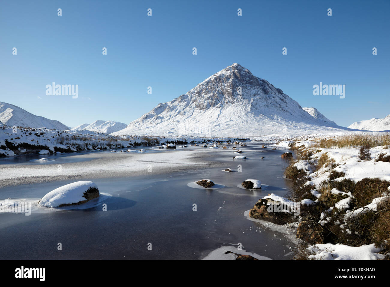 Buachaillie Etive Mor e fiume Etive in inverno Foto Stock