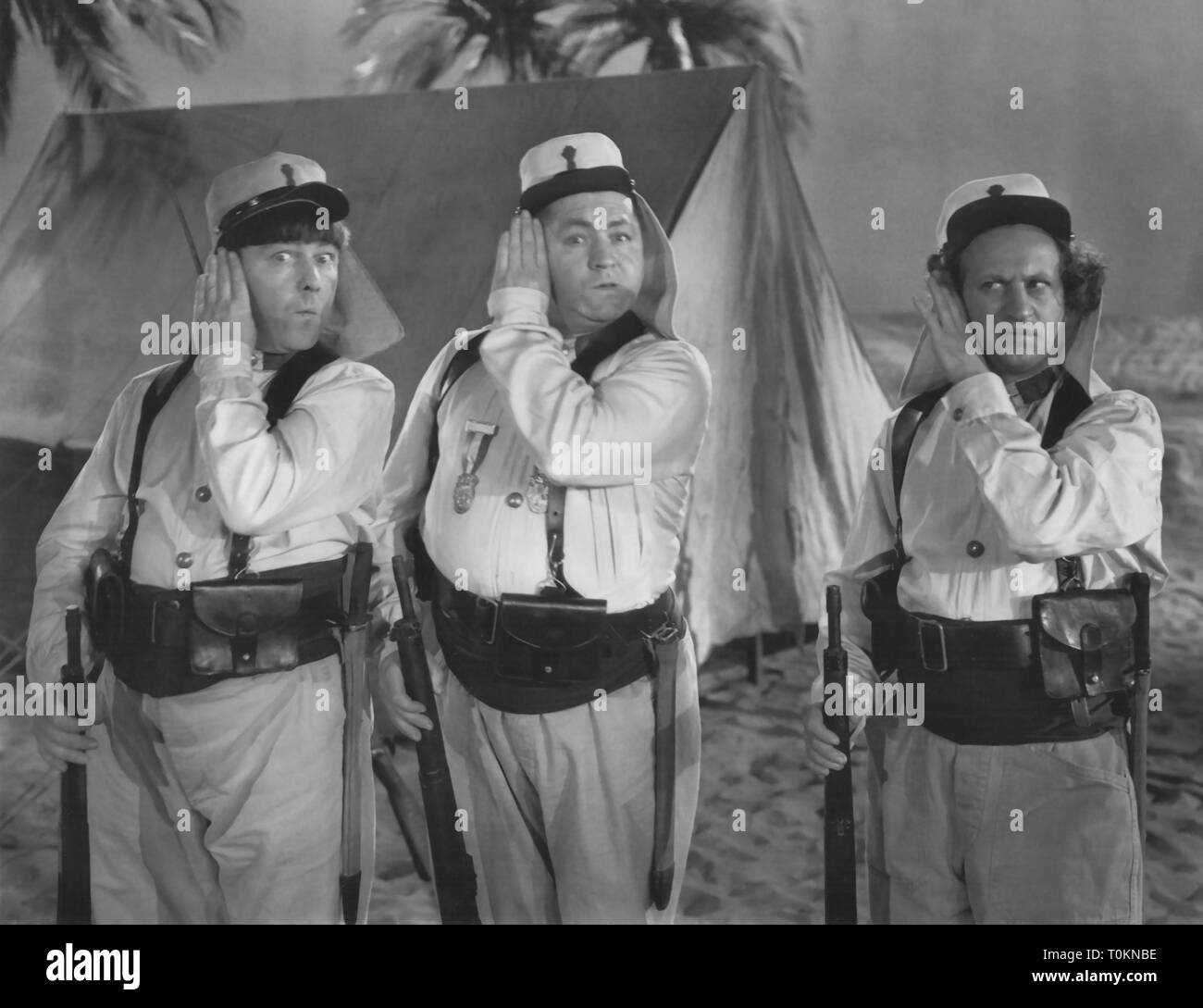 Oltre mezzo secolo dal loro ultimo cortometraggio è stato rilasciato, il Three Stooges restano popolari con il pubblico. I loro film non hanno mai lasciato la televisione americana fin dal primo apparire nel 1958, e continuano a deliziare i fan vecchio mentre attirare nuovi spettatori. Essi sono stati un duro lavoro di gruppo di comici che non sono mai stati critici' darlings, un atto durevole che ha vissuto numerosi cambiamenti di personale nella loro carriera che avrebbe definitivamente accantonata a meno persistente agiscono. Credito: Hollywood Archivio foto / MediaPunch Foto Stock