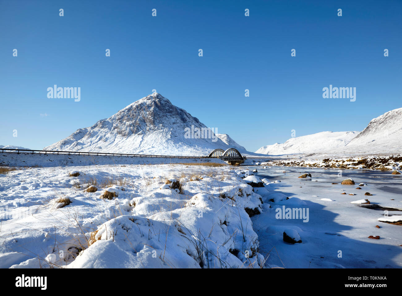 Buachaillie Etive Mor e fiume Etive in inverno Foto Stock