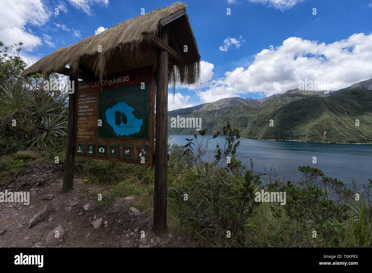 Cartello informativo lungo il percorso escursionistico a Laguna di Cuicocha in Ecuador Foto Stock