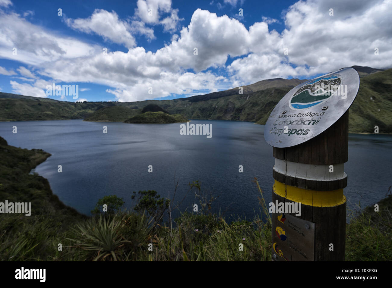 Cartello informativo lungo il percorso escursionistico a Laguna di Cuicocha in Ecuador Foto Stock