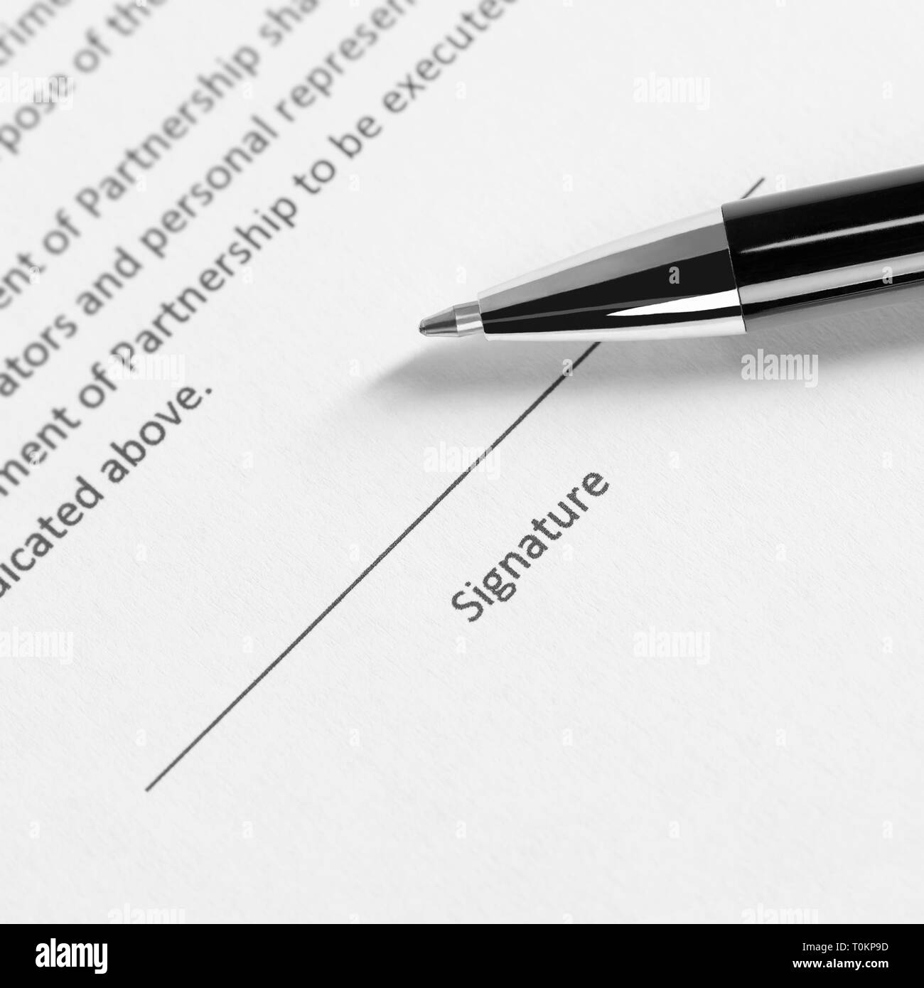 Campo firma sul documento con penna Foto Stock