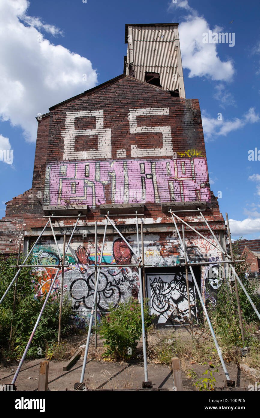 Sheffield graffiti, nel centro della città su alcuni vecchi edifici. Foto Stock