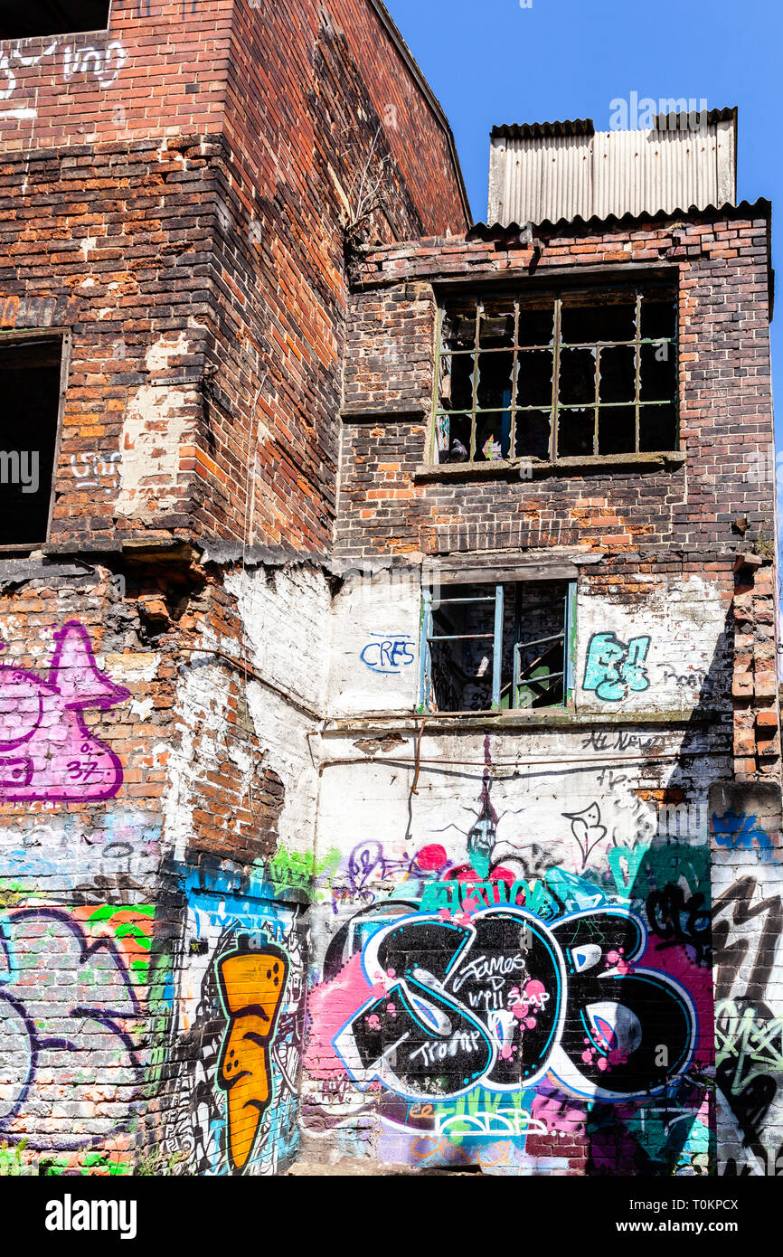 Sheffield graffiti, nel centro della città su alcuni vecchi edifici. Foto Stock
