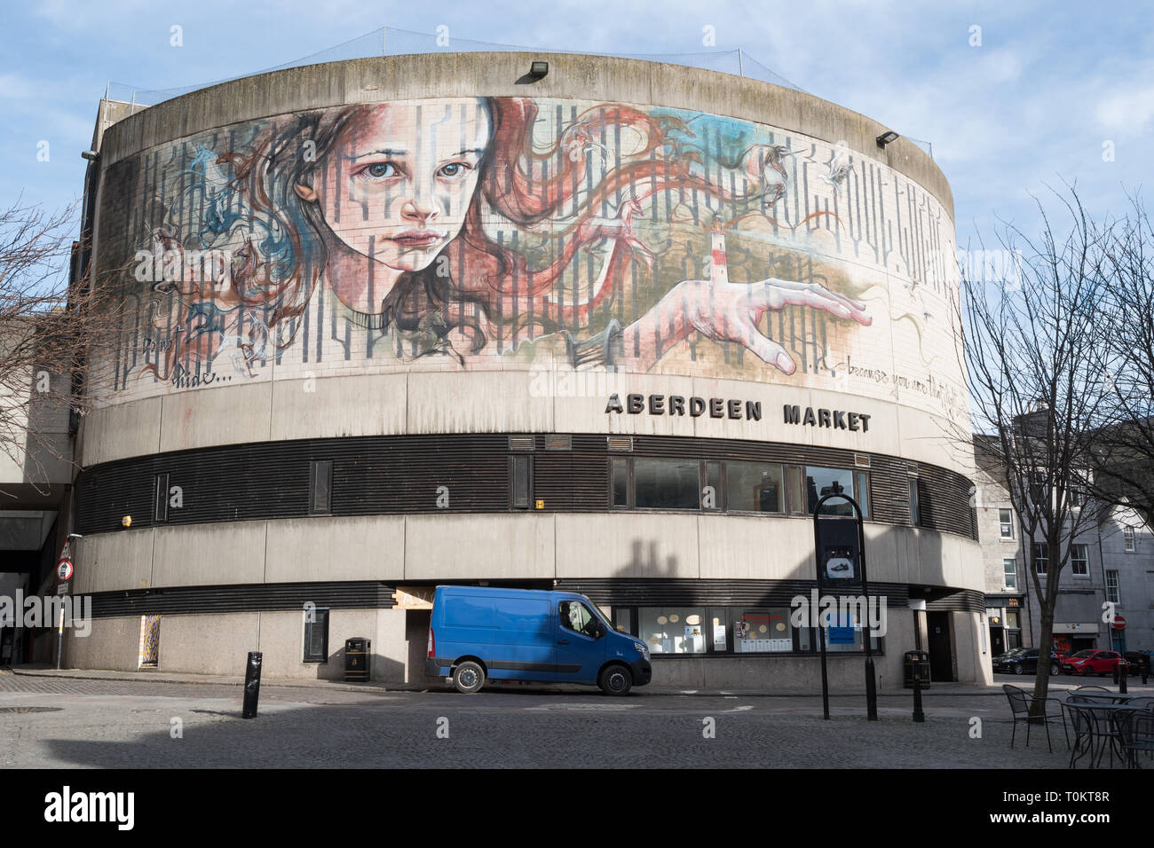 Aberdeen il mercato coperto edificio con arte di strada da Herakut, il verde, Aberdeen Scotland, Regno Unito Foto Stock