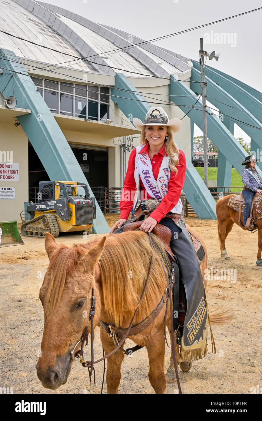 Cara Spirazza, 2019 Miss Rodeo Florida ritratto sul suo cavallo a un evento rodeo a Montgomery in Alabama, Stati Uniti d'America. Foto Stock