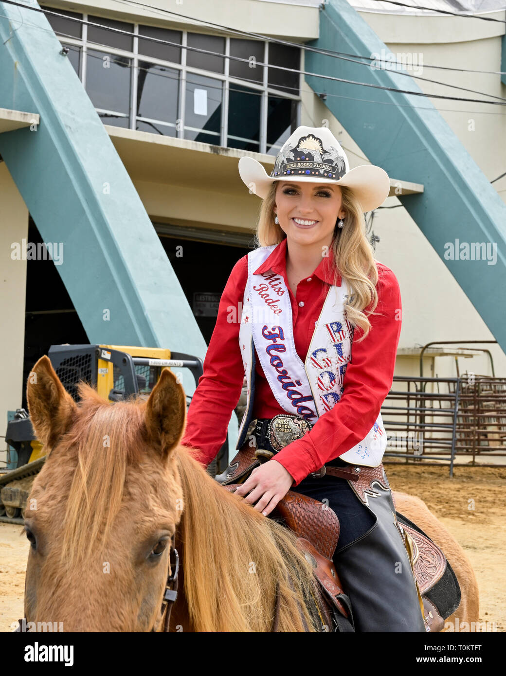 Cara Spirazza, 2019 Miss Rodeo Florida ritratto sul suo cavallo a un evento rodeo a Montgomery in Alabama, Stati Uniti d'America. Foto Stock