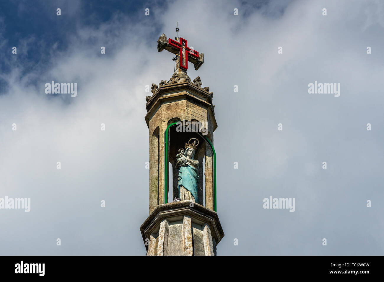 Vista aerea del Cai Essere Chiesa nel Delta del Mekong, nella parte anteriore è in Cai Be mercato galleggiante. Torre campanaria e la statua della Beata Madre. Tien Giang, Vietnam Foto Stock