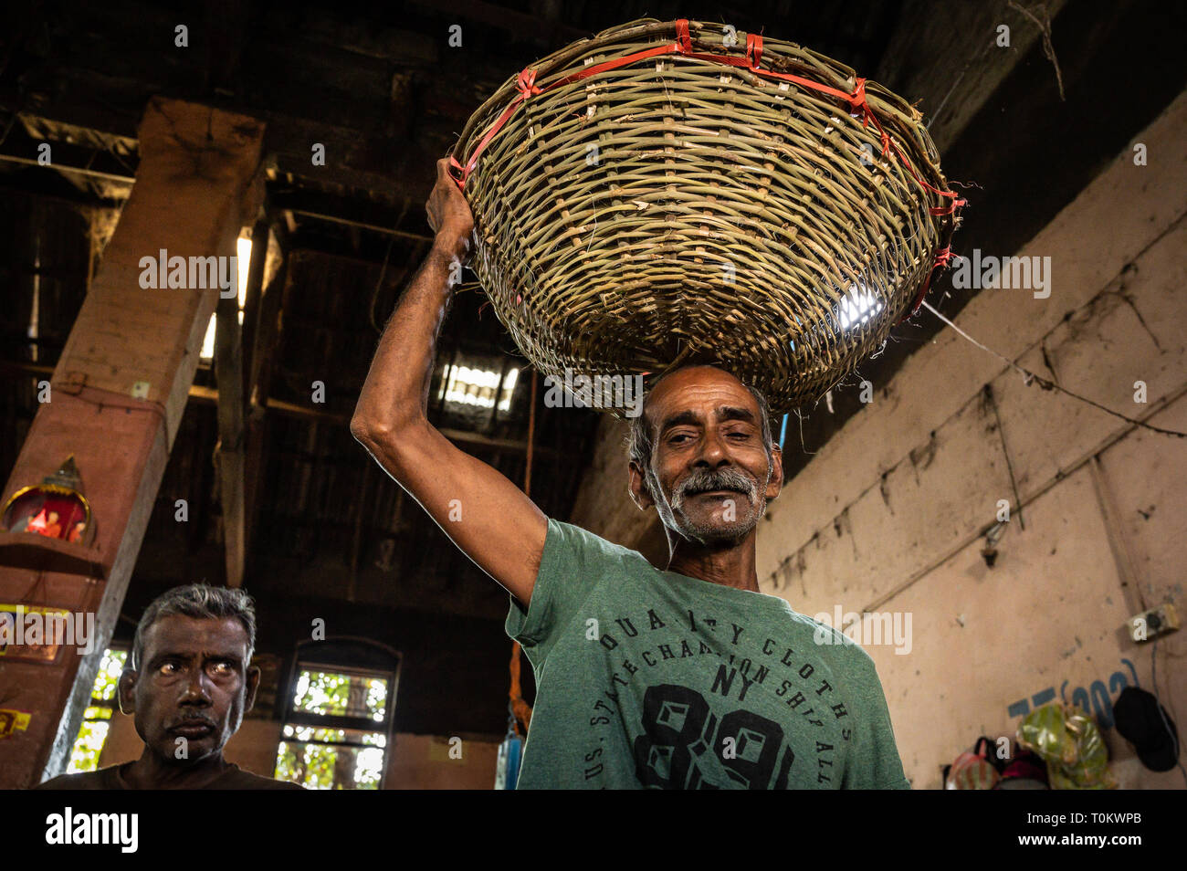 Gli uomini al lavoro, Mercato Manning, Colombo, Sri Lanka Foto Stock