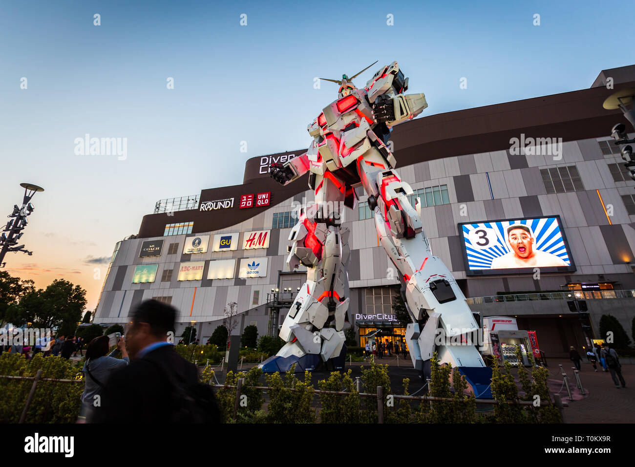Tokyo, Giappone - 18 Ottobre 2018: full-size mobile suit RX-0 Unicorn Gundam spettacoli al subacqueo City Plaza Tokyo da famosi anime Robot Franchising th Foto Stock