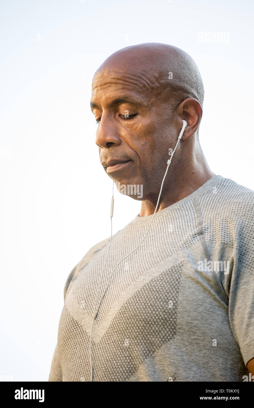 Montare Mature African American uomo ascoltare musica. Foto Stock