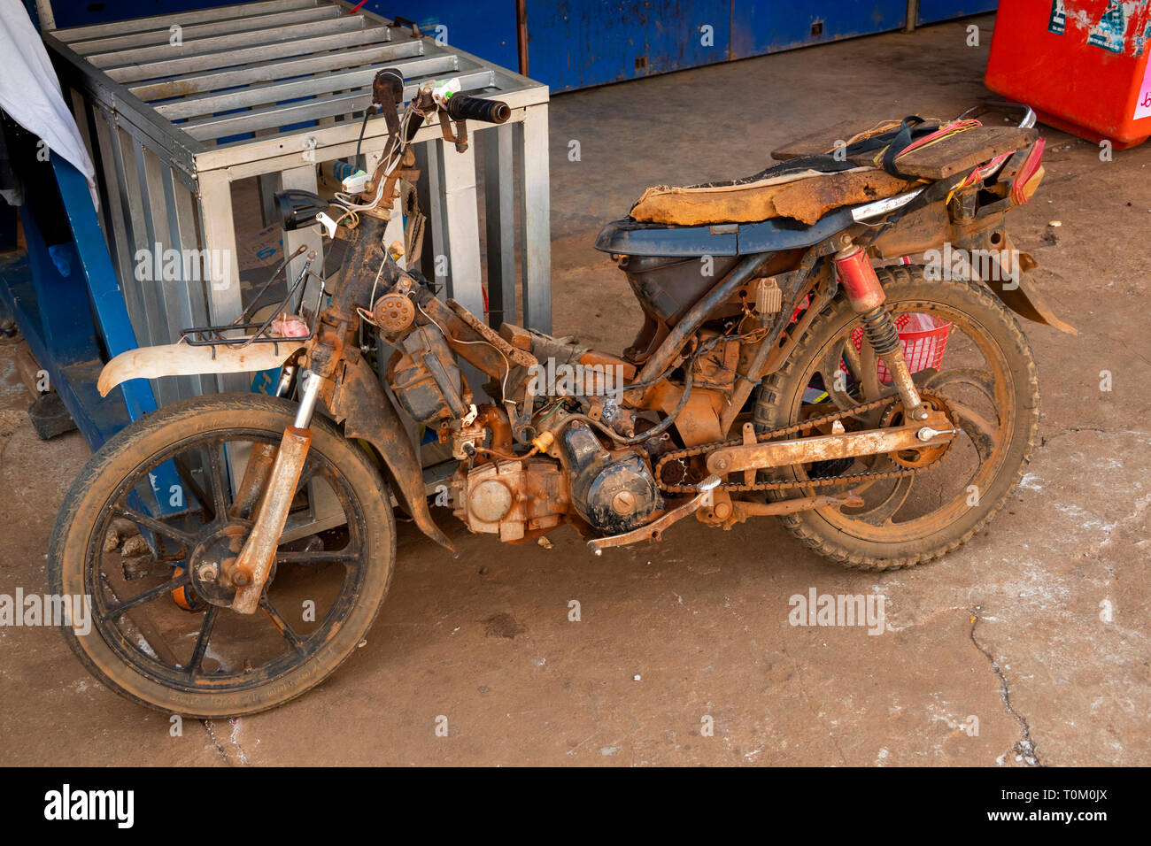 Cambogia, zone di Mondulkiri Provincia, Sen Monorom, vecchia motocicletta in terribili condizioni arrugginito Foto Stock