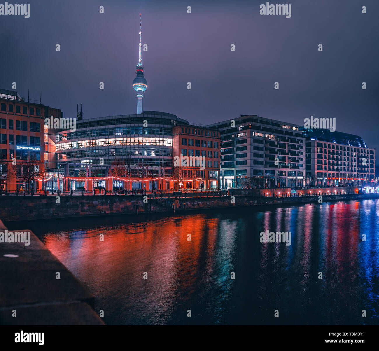 La città di Berlino di notte con belle luci al neon in un avveniristico aspetto diverso Foto Stock