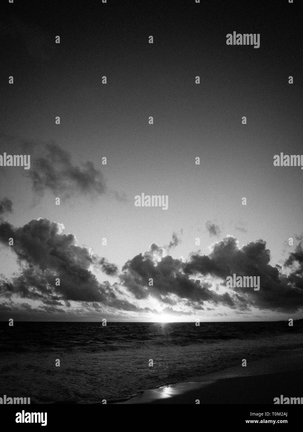 Sun la frenata gettò le nuvole drammatico, Sunrise, paesaggio nr governatori Harbour, Costa Atlantica, Eleuthera, Bahamas, dei Caraibi. Foto Stock