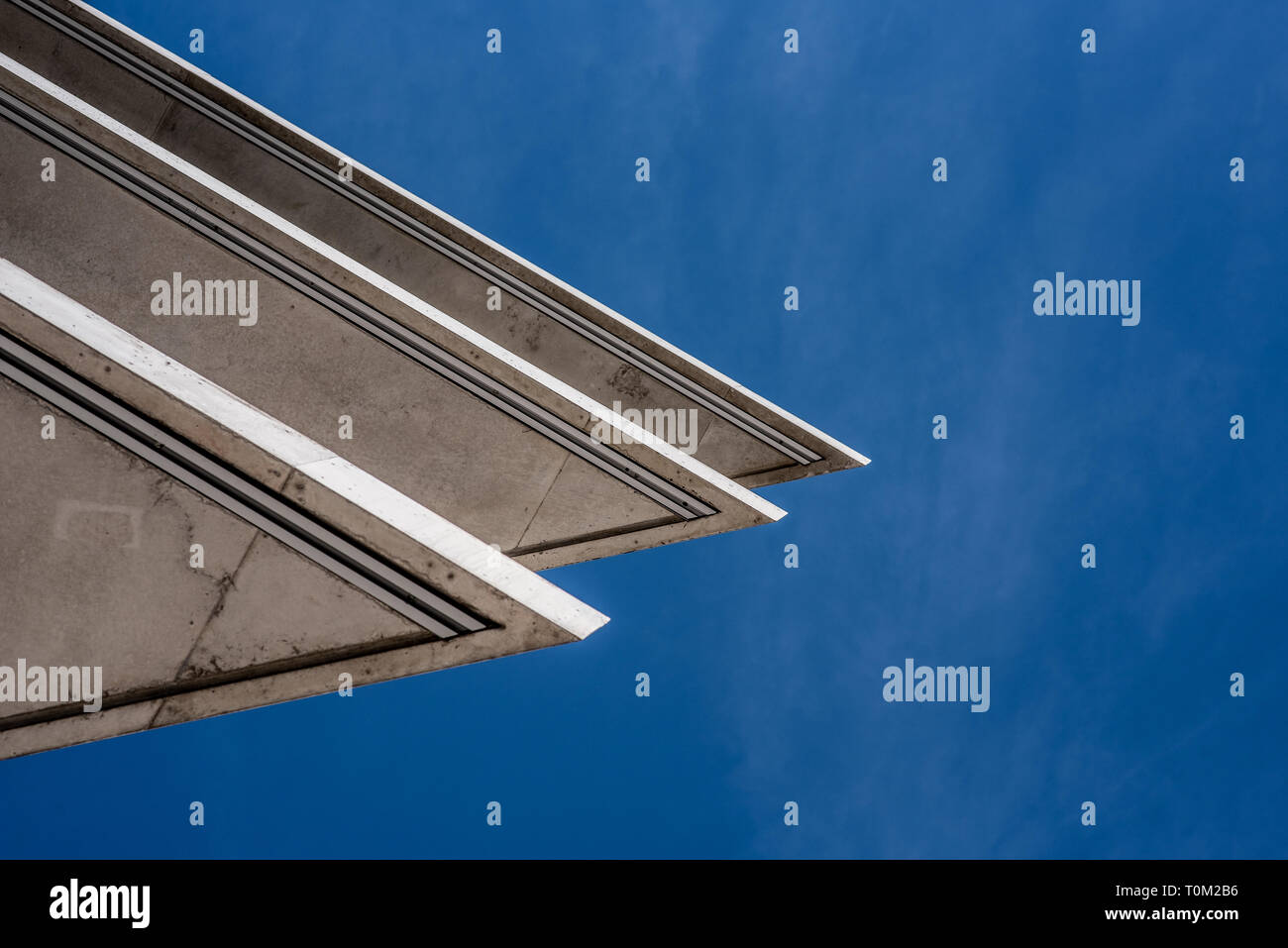 Costruzione avveniristica dettaglio con ad angolo acuto e tetto balcone, immaginaria della forma dell'aletta Foto Stock