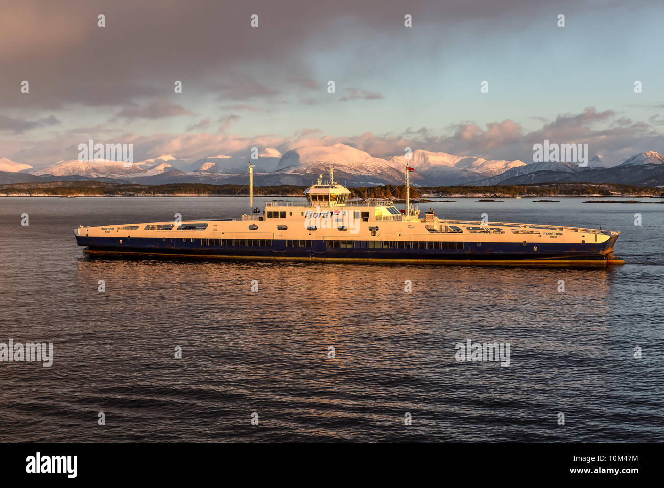 La nave norvegese Fannefjord, un rotolo sul roll off traghetto costruito nel 201 visto avvicinarsi la sua casa porto di Molde in Norvegia. Foto Stock