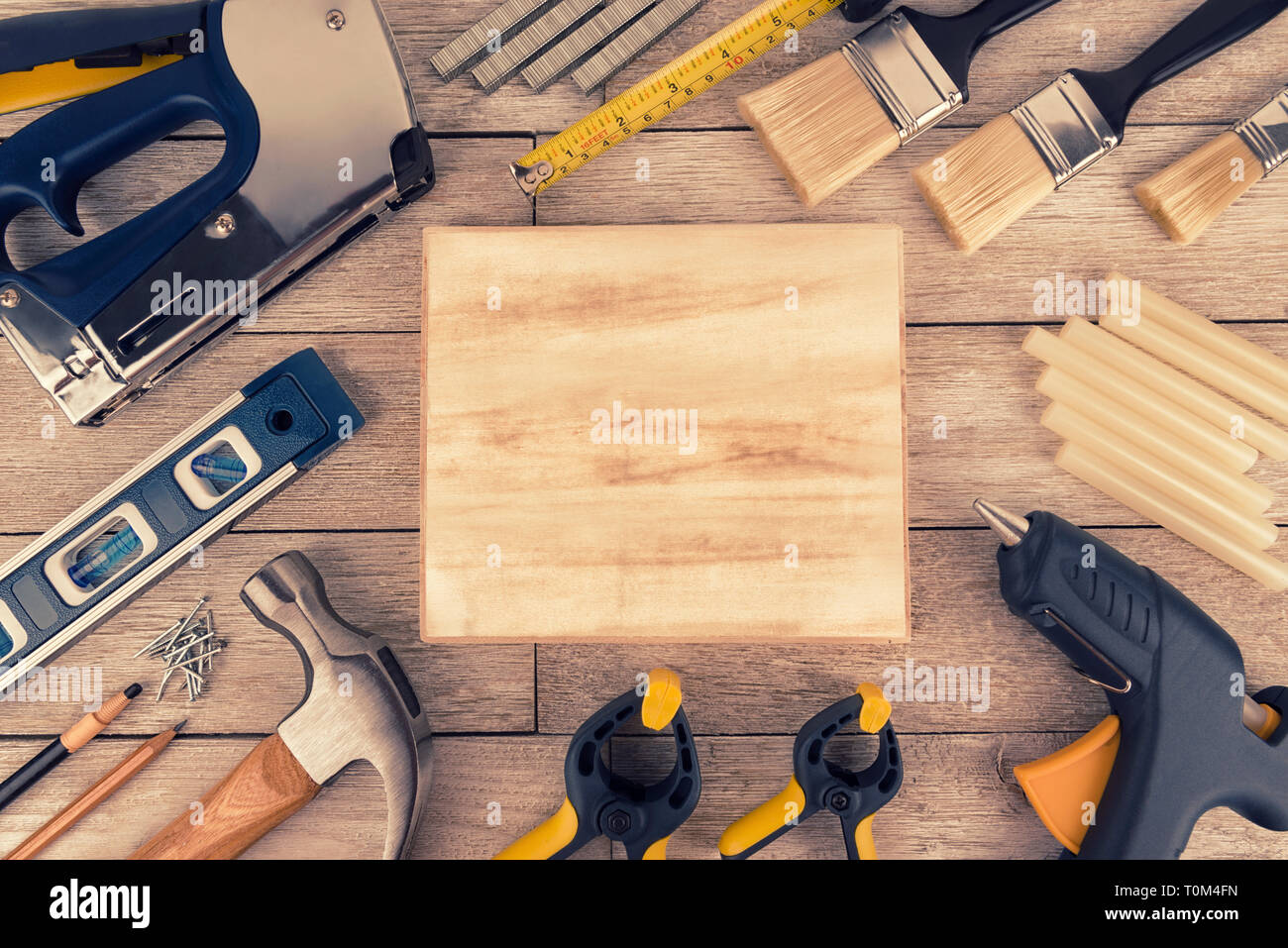 Set di strumenti di costruzione su un bianco tavolato in legno, direttamente al di sopra. Copia dello spazio per il tuo testo. Foto Stock